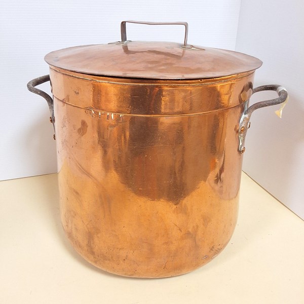 Lot 1392 - COPPER POT