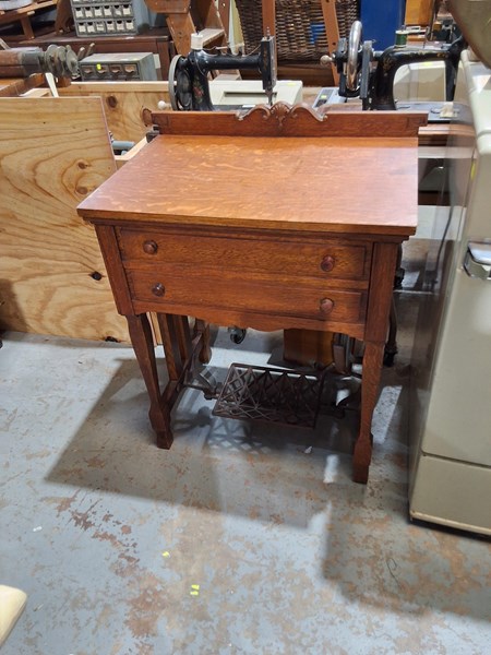 Lot 326 - SEWING MACHINE