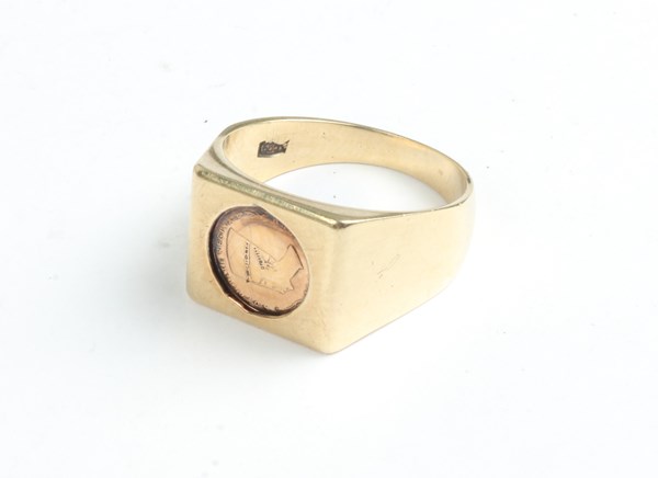 Lot 1014 - GOLD RING