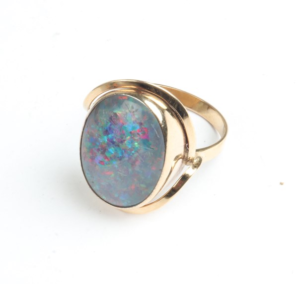 Lot 1011 - GOLD RING