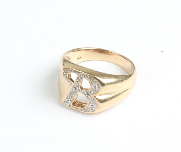 Lot 1018 - GOLD RING