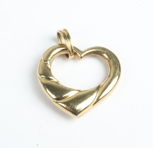 Lot 1024 - GOLD PENDANT