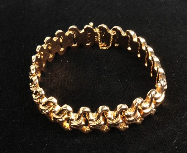 Lot 1004 - GOLD BRACELET