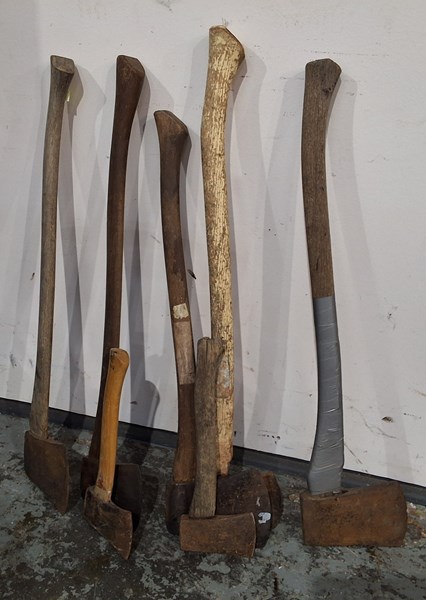 Lot 293 - LOT OF AXES