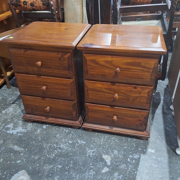 Lot 171 - BEDSIDE CABINETS
