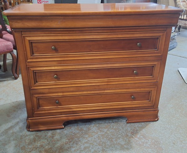Lot 224 - CHEST OF DRAWERS