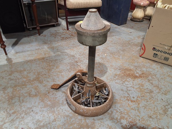 Lot 467 - WHEEL BALANCER