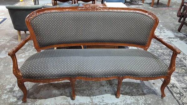 Lot 124 - SETTEE