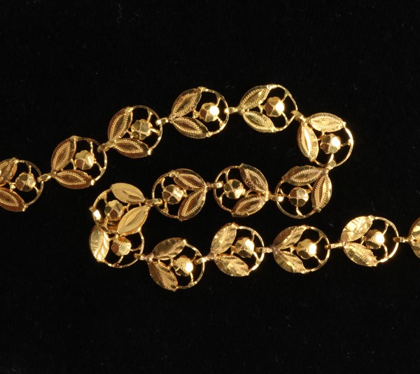 Lot 1001 - GOLD NECKLACE