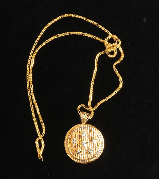 Lot 1005 - GOLD NECKLACE