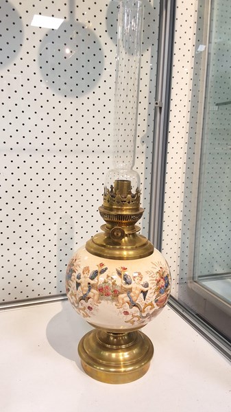 Lot 1181 - KEROSENE LAMP