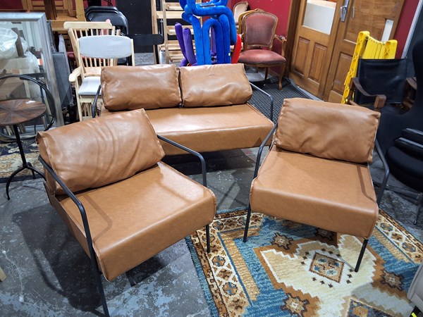 Lot 135 - LOUNGE SUITE