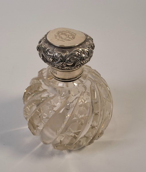 Lot 1050 - SCENT BOTTLE