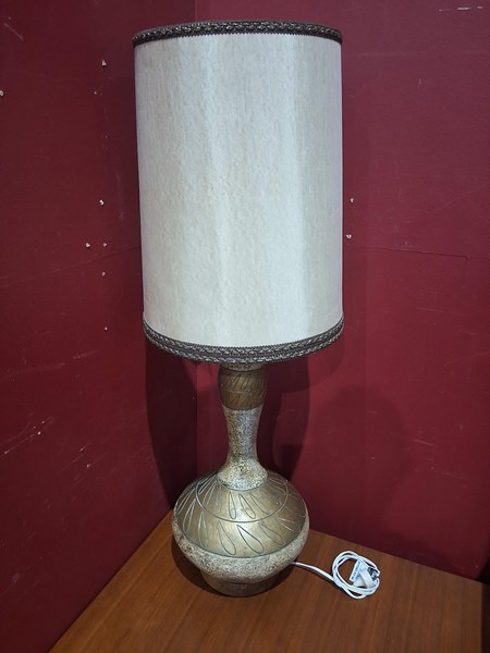 Lot 41 - TABLE LAMP