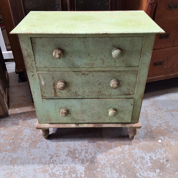 Lot 18 - CHEST OF DRAWERS