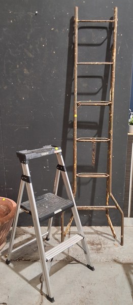 Lot 459 - LADDERS