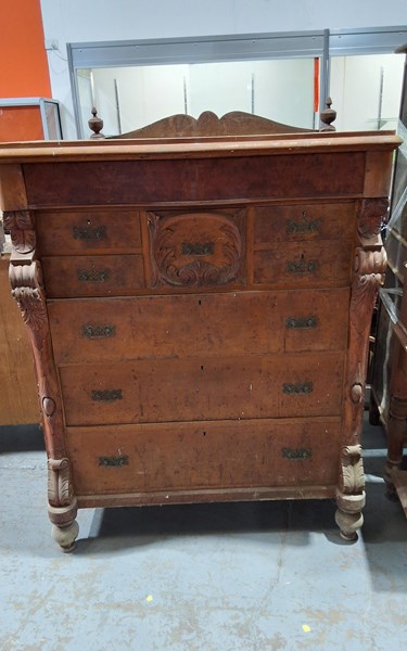 Lot 7 - CHEST OF DRAWERS