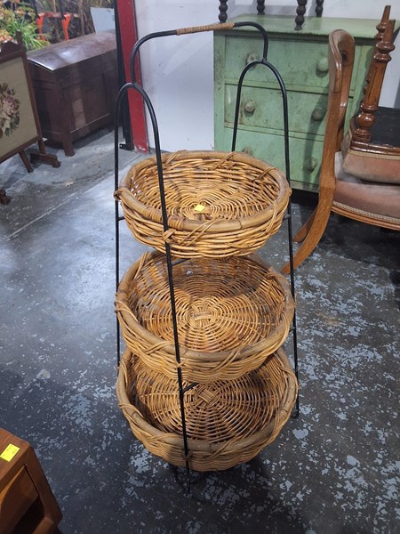 Lot 404 - BASKET STAND
