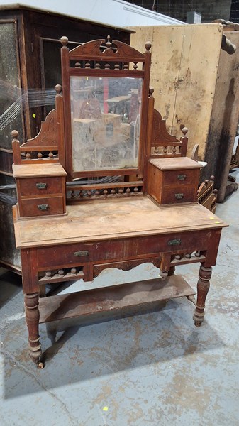 Lot 16 - DRESSING TABLE