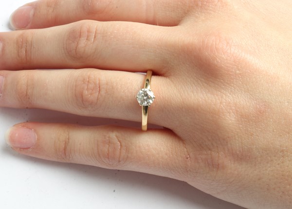 Lot 1022 - DIAMOND RING