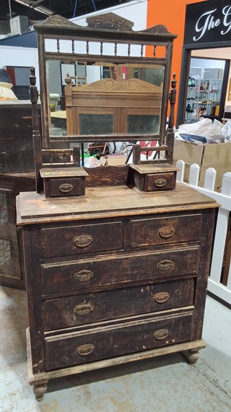 Lot 5 - DUTCHESS CHEST