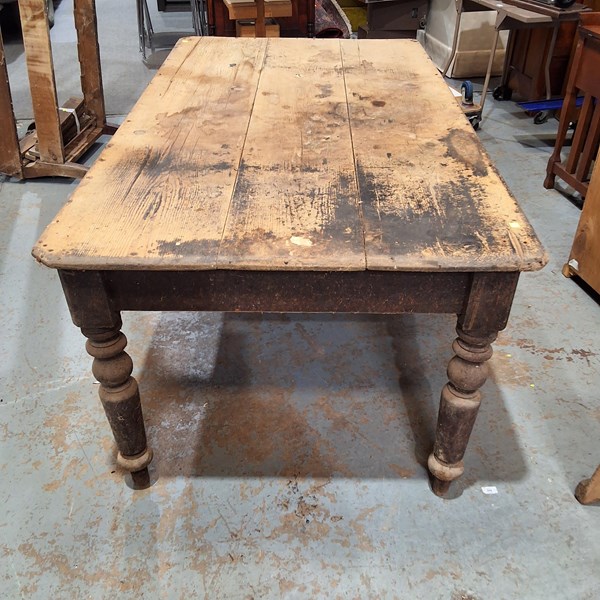 Lot 279 - FARMHOUSE TABLE