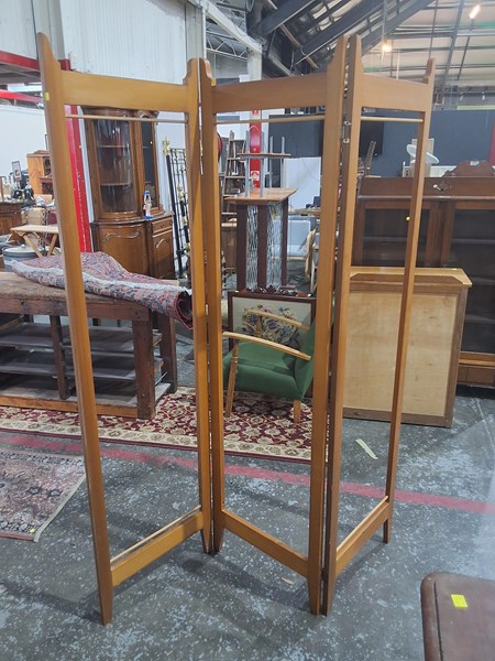 Lot 112 - ROOM DIVIDER