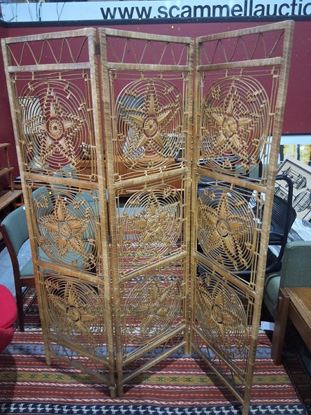 Lot 58 - ROOM DIVIDER