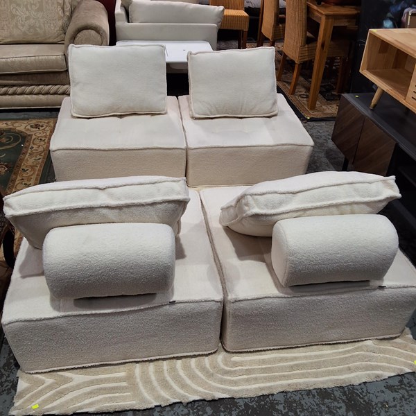 Lot 129 - LOUNGE CHAIRS