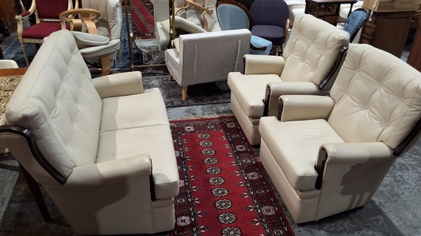 Lot 164 - LOUNGE SUITE