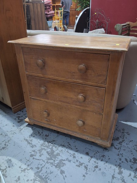 Lot 23 - CHEST OF DRAWERS