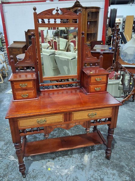 Lot 189 - DRESSING TABLE