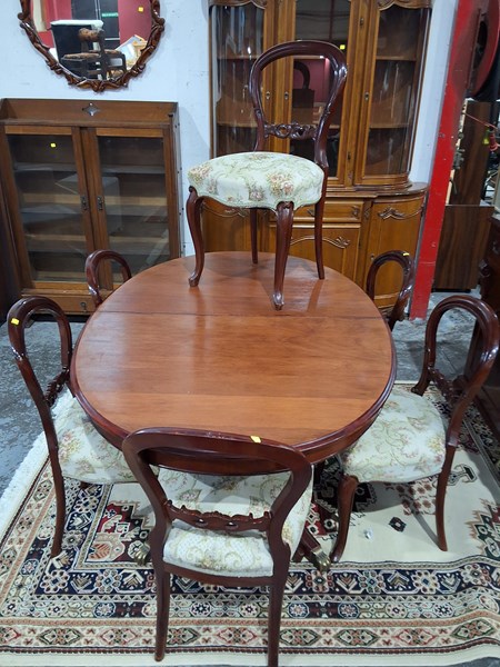 Lot 271 - DINING SUITE