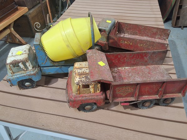 Lot 376 - TOY TRUCKS