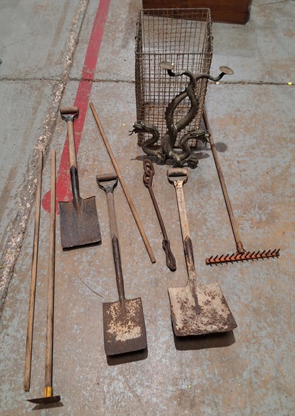Lot 388 - GARDEN TOOLS