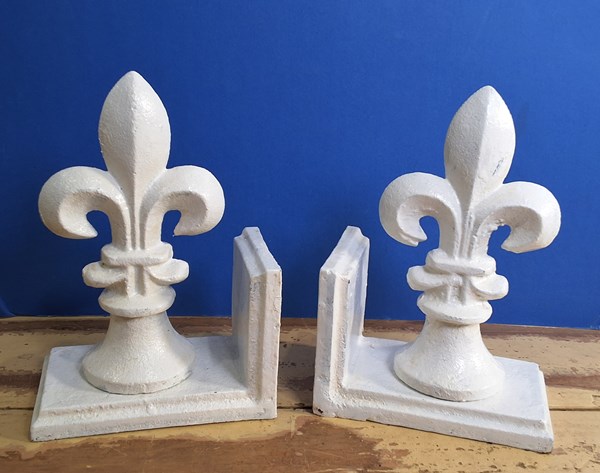 Lot 33 - BOOKENDS
