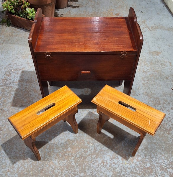 Lot 392 - STOOL LOT