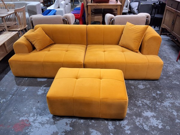 Lot 90 - LOUNGE SUITE