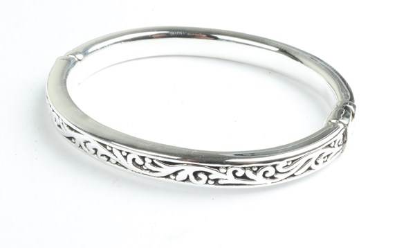 Lot 1051 - SILVER BANGLE