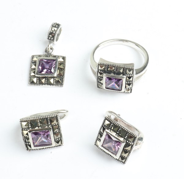 Lot 1073 - JEWELLERY SUITE