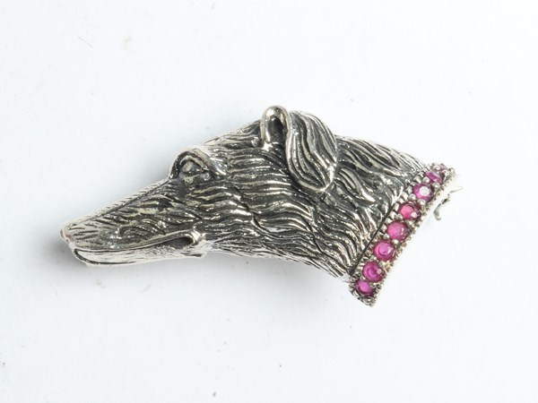 Lot 1064 - SILVER BROOCH