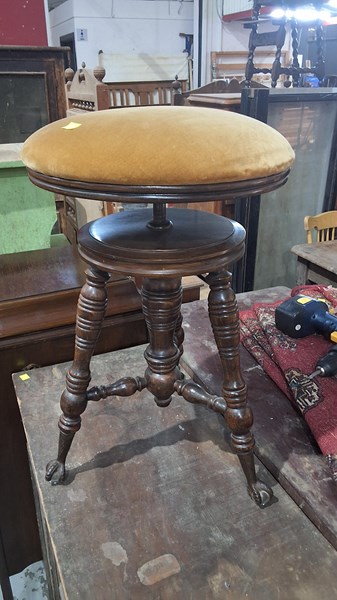 Lot 22 - STOOL