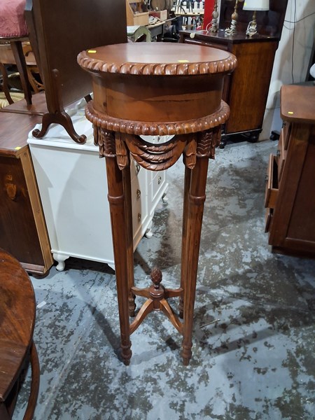 Lot 160 - PLANTER STAND