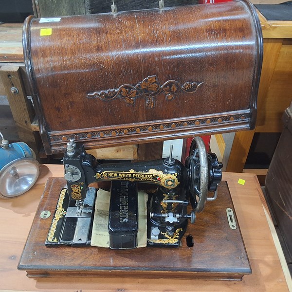 Lot 375 - SEWING MACHINE