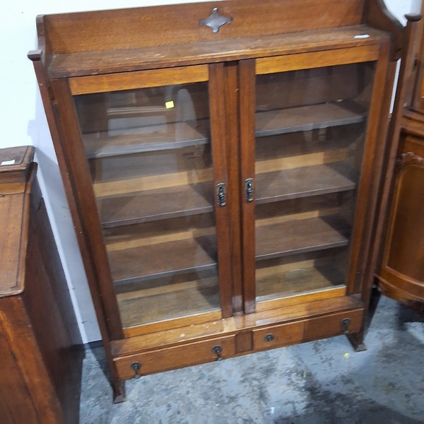 Lot 194 - DISPLAY CABINET