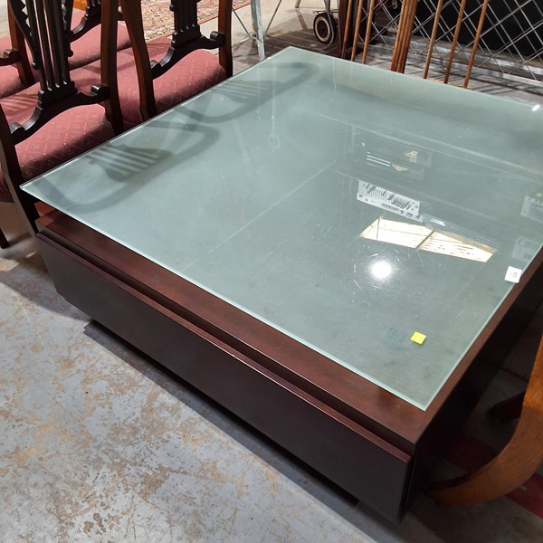 Lot 220 - COFFEE TABLE