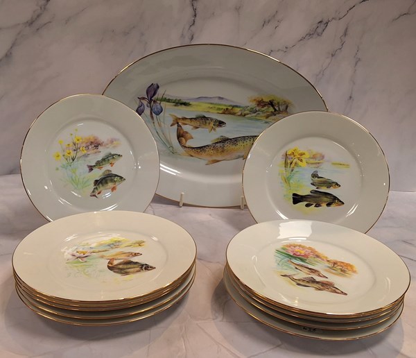 Lot 1140 - FISH PLATES AND SERVING DISH