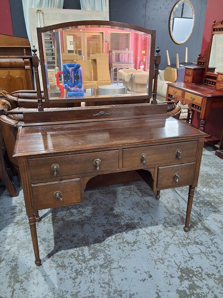 Lot 111 - DRESSING TABLE