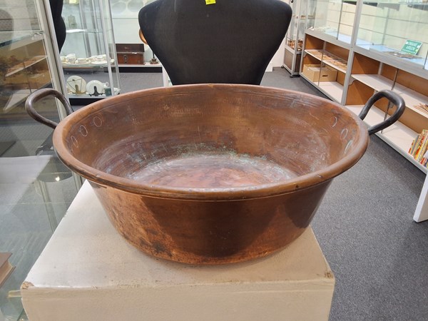 Lot 1261 - COPPER JAM BASIN