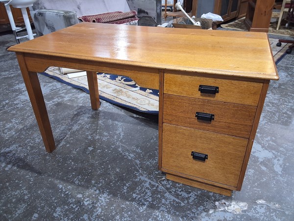 Lot 389 - DESK